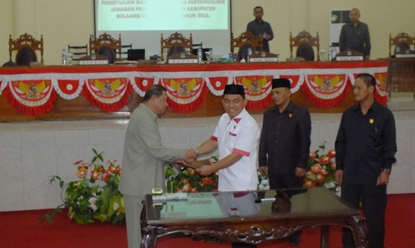 Enam Fraksi DPRD Bolmong Terima LPJ APBD 2015 Menjadi Perda