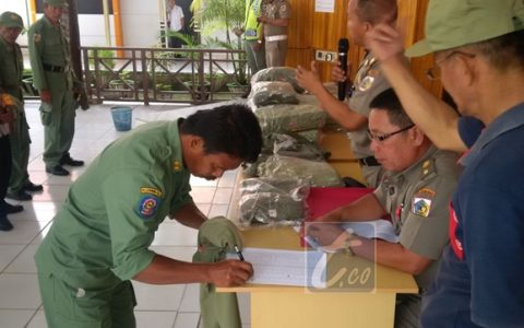 300 Linmas Dapat Pembagian Kaos