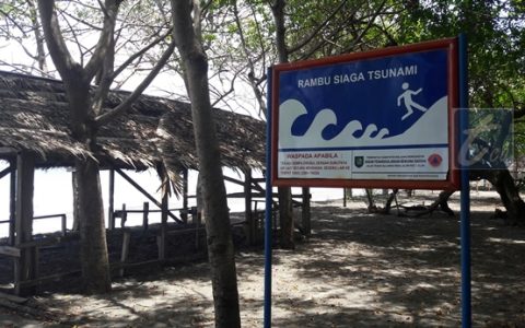 BPBD Bolmong Pasang Rambu Siaga Tsunami di Pantai Wisata