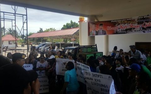 Karyawan PT Malisya dan Warga Demo di Kantor Bupati Bolmong