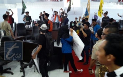 Demo Mahasiswa di Kantor DPRD Kotamobagu Berujung Ricuh
