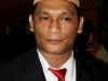 Pihak Kepolisian Sektor (Polsek) Urban Bolaang Uki menyimpulkan Bupati Bolaang Mongondow Selatan (Bolsel), Hi Herson Mayulu SIP, telah dihina melalui jejaring sosial Facebook. Pelakunya adalah oknum yang identitasnya dan sejumlah barang bukti ditangannya, telah dikantongi pihak kepolisian. “Dari pemeriksaan melalui saksi ahli bahasa di Tondano, dapat di simpulkan murni penghinaan dan cacian, serta pencemaran nama baik Bupati Bolsel,"kata Kapolres Bolmong, AKBP Hissar Siallagan SIK, melalui Kapolsek Urban Bolaang Uki, AKP Brami Tamalihis. Kasus penghinaan Bupati Bolsel ini, sudah masuk tahap penyelidikan Polsek Urban Bolaang Uki. Dalam penyelidikan, pihak kepolisian sudah melakukan pemeriksaan terhadap lima orang saksi, termasuk saksi ahli tata bahasa di Tondano. Tak hanya itu, bahkan dalam waktu dekat, pihak kepolisian rencananya akan meminta saksi ahli dari Jakarta, termasuk ahli infokom. Penghinaan yang diunggah melalui acount Facebook tersebut, conten (isi)nya berupa penghinaan berat dan pencemaran nama baik Bupati Bolsel Hi Herson Mayulu SIP. Kapolsek Urban Bolaang Uki, AKP Brami Tamalihis, mengaku kasus ini akan ditangani serius oleh pihak Polsek Urban Bolaang Uki, sesuai dengan barang bukti yang ada. "Barang bukti sudah kami tahan, berupa handphone untuk mengupload status, sekaligus nomor Hp-nya," terang Tamalihis. Dikatakannya lagi, Jika pencemaran nama baik itu terbukti, maka ancaman hukumannya 6 tahun penjara. "Untuk sementara belum ada penetapan tersangka dalam kasus ini, karena kita akan melengkapi data serta keterangan para saksi ahli," tambahnya.