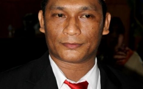 Pihak Kepolisian Sektor (Polsek) Urban Bolaang Uki menyimpulkan Bupati Bolaang Mongondow Selatan (Bolsel), Hi Herson Mayulu SIP, telah dihina melalui jejaring sosial Facebook. Pelakunya adalah oknum yang identitasnya dan sejumlah barang bukti ditangannya, telah dikantongi pihak kepolisian. “Dari pemeriksaan melalui saksi ahli bahasa di Tondano, dapat di simpulkan murni penghinaan dan cacian, serta pencemaran nama baik Bupati Bolsel,"kata Kapolres Bolmong, AKBP Hissar Siallagan SIK, melalui Kapolsek Urban Bolaang Uki, AKP Brami Tamalihis. Kasus penghinaan Bupati Bolsel ini, sudah masuk tahap penyelidikan Polsek Urban Bolaang Uki. Dalam penyelidikan, pihak kepolisian sudah melakukan pemeriksaan terhadap lima orang saksi, termasuk saksi ahli tata bahasa di Tondano. Tak hanya itu, bahkan dalam waktu dekat, pihak kepolisian rencananya akan meminta saksi ahli dari Jakarta, termasuk ahli infokom. Penghinaan yang diunggah melalui acount Facebook tersebut, conten (isi)nya berupa penghinaan berat dan pencemaran nama baik Bupati Bolsel Hi Herson Mayulu SIP. Kapolsek Urban Bolaang Uki, AKP Brami Tamalihis, mengaku kasus ini akan ditangani serius oleh pihak Polsek Urban Bolaang Uki, sesuai dengan barang bukti yang ada. "Barang bukti sudah kami tahan, berupa handphone untuk mengupload status, sekaligus nomor Hp-nya," terang Tamalihis. Dikatakannya lagi, Jika pencemaran nama baik itu terbukti, maka ancaman hukumannya 6 tahun penjara. "Untuk sementara belum ada penetapan tersangka dalam kasus ini, karena kita akan melengkapi data serta keterangan para saksi ahli," tambahnya.