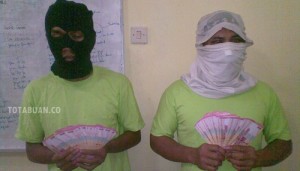 Dua pelaku pengedar uang palsu saat berada di POlres Bolmong |Foto toabuan.co