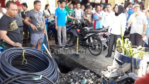 Wali Kota Tatong Bara saat meninjau kondisi kebersihan di Jalan Kartini