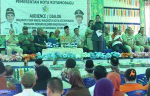 Wali Kota Tatong Bara saat membuka kegiatan BBGRM di Kecamatan Kotamobagu Utara