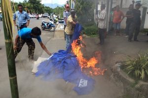 Pembakaran atribut PAN di depan rumah dinas wali Kota Kotamobagu