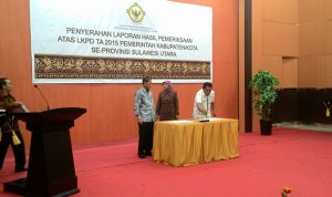 Diterima: Tampak Bupati Bolmong, Salihi B Mokodongan saat menandatangani berita acara pada penerimaan opini WDP (Wajar Dengan Pengecualian) di Kantor BPK Perwakilan Sulut, kemarin. (Foto: Istimewa)