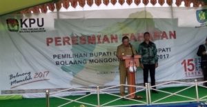 Penjabat Bupati Bolmong Adrianus Nixon Watung bersama Komisioner KPU RI Arief Budiman saat Launching Pilkada Bolmong