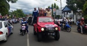 Piala Adipura bersama Walikota Tatong Bara saat membawa piala Adipura menuju lapangan Kotambagu