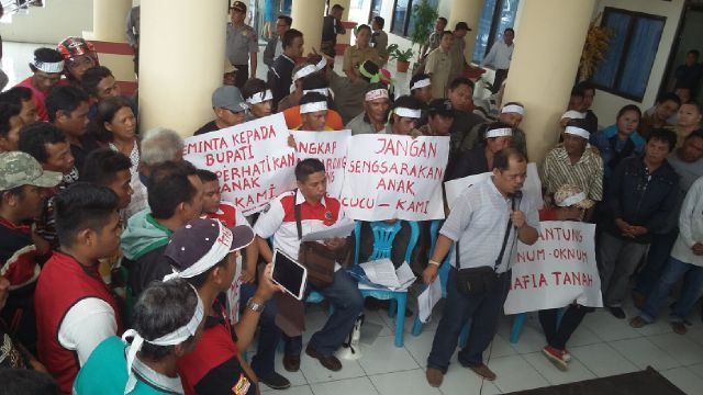 Demo warga Tiberias saat melakukan aksi unjuk rasa di kantor bupati Bolmong