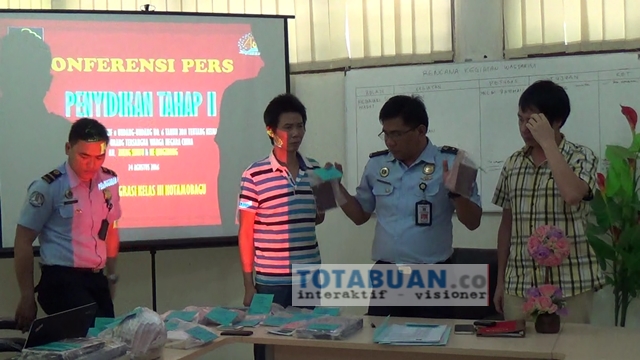 Kepala Imigrasi Kelas III Kotamobagu bersama dua WNA saat konfrensi Pers di kantor Imigrasi