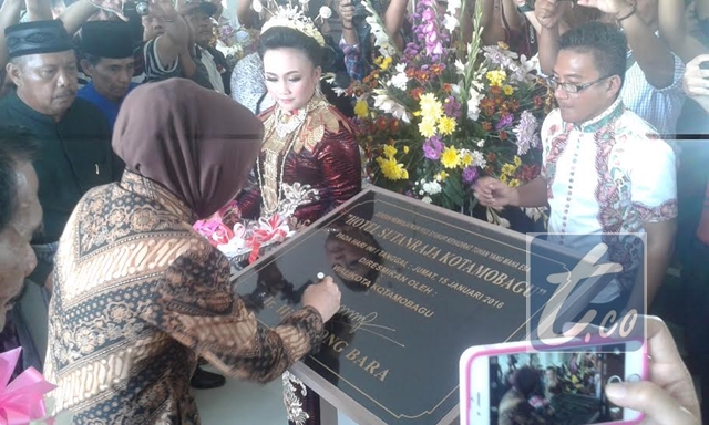 Tampak Wali Kota Kotamobagu Tatong Bara saat meresmian Hotel Sutan Raja pada Januari 2016 lalu