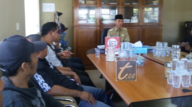 Wakil Wali Kota Kotamobagu Djainudin Damopolii saat berdiskusi dengan para wartawan