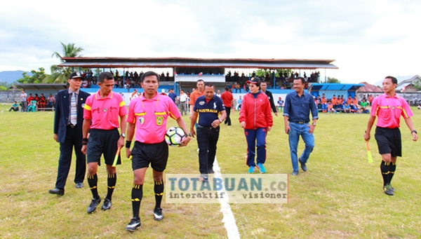 Wali Kota Kotamobagu Tatong Bara saat membuka Liga Nusantara di Lapangan Nunuk Matali