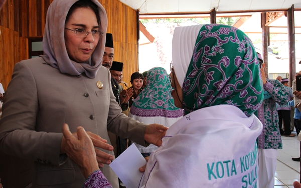 Walikota Kotamobagu Tatong Bara saat melepas calon jamaah haji di aula Pemkot
