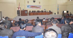 foto Penjabat Bupati saat menghadiri Rapat Paripurna DPRD 01