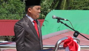 foto ketua DPRD bacakan Proklamasi