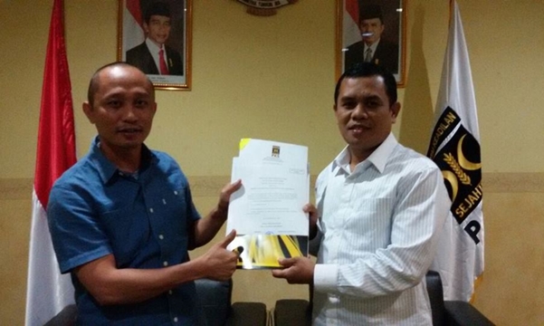 Ketua DPD PKS Bolmong Moh Syahrudin Mokoagow bersama Presiden PKS Sohibul Iman saat penyerahan SK dukungan 