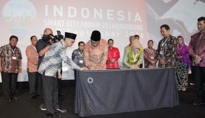 Wali Kota Bandung Ridwan Kamil bersama Wali Kota Tatong Bara saat penandatangan MoU 