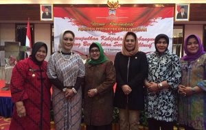 Wali Kota Kotamobagu Tatong Bara bersama dengan  kepala daerah perempuan lainnya 