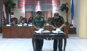 upati Bersama Dandim 1303 Lef Inf Sampang Sihotang saat penandatanganan MoU