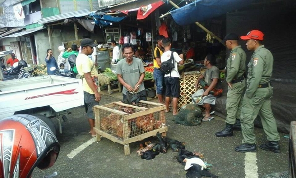 Penertiban Pedagang yang berjualan di badan jalan dari anggota Satpol PP