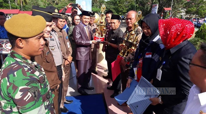 Wabup Bolmong Serahkan Tropi dan Uang Tunai Kepada Tiga Koperasi Berprestasi