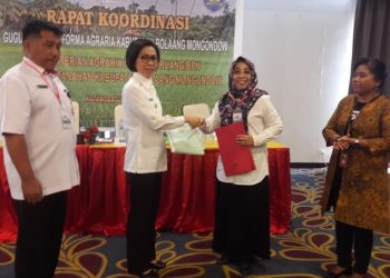 Bupati Bolmong Terima 10 Sertifikat dari BPN