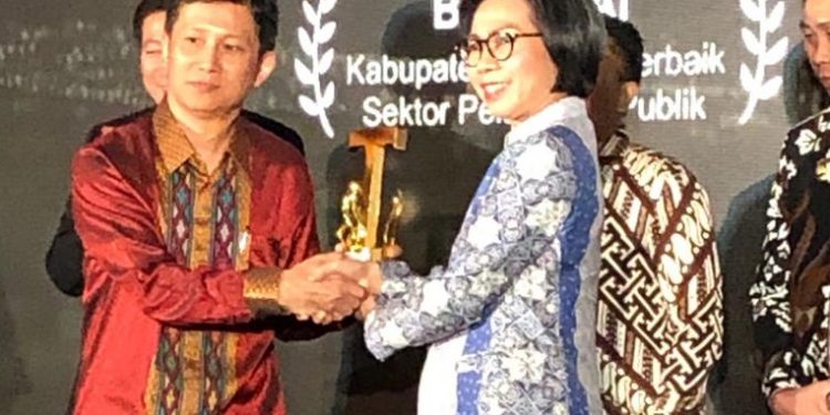 Pemkab Bolmong Raih Penghargaan Tertinggi Disektor Investasi