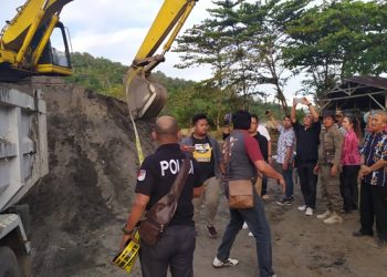 Aktivitas Pasir Besi Milik PT Indah Sari di Lalow Dipolice Line