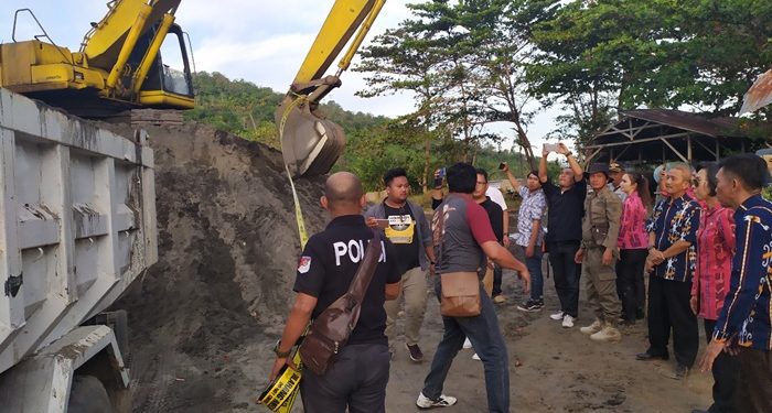 Aktivitas Pasir Besi Milik PT Indah Sari di Lalow Dipolice Line
