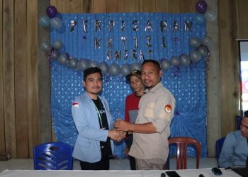 Pemdes Doloduo III Berikan Cinderamata Cincin 15 Gram Untuk Mahasiswa KKT