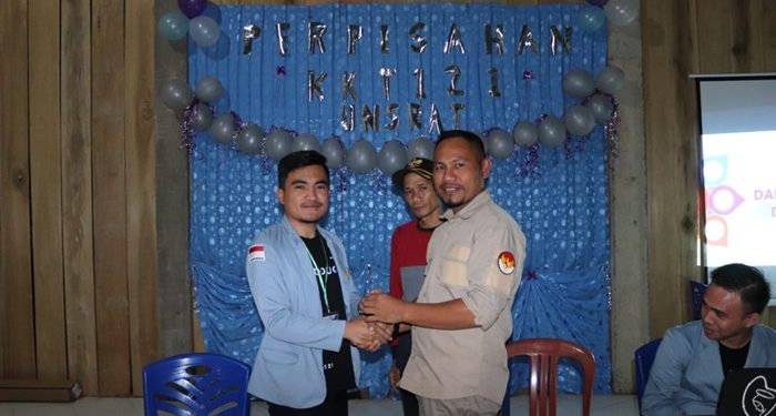 Pemdes Doloduo III Berikan Cinderamata Cincin 15 Gram Untuk Mahasiswa KKT