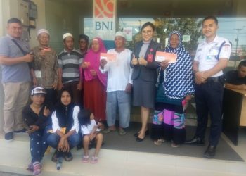 Para Lansia non Produktif Bolmong saat menerima bantuan uang tunai lewat Bank BNI
