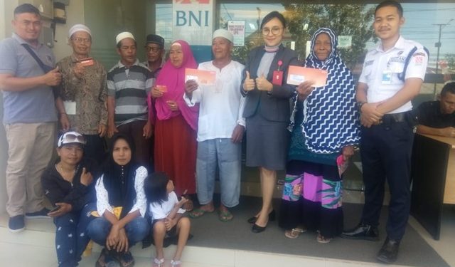 Para Lansia non Produktif Bolmong saat menerima bantuan uang tunai lewat Bank BNI