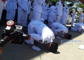 Anggota Paskibraka Bolmong Sujud Syukur Setelah Sukses Kibarkan Bendera Merah Putih