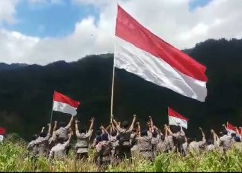 Pengibaran Bendera Raksasa Batalyon B Pelopor Sat Brimob Inuai