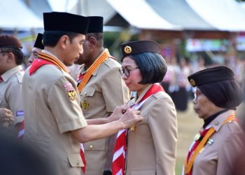 Presiden Joko Widodo saat menyematkan penghargaan kepada Bupti Bolmong Yasti Soepredjo Mokoagow di HUT Pramuka ke 58.