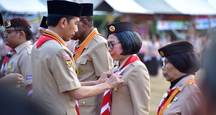 Presiden Joko Widodo saat menyematkan penghargaan kepada Bupti Bolmong Yasti Soepredjo Mokoagow di HUT Pramuka ke 58.