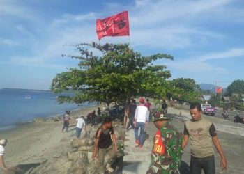 Salah satu kegiatan kerja bakti yang dilaksanakan di pesisir pantai Tolondadu beberapa waktu lalu (foto dok)