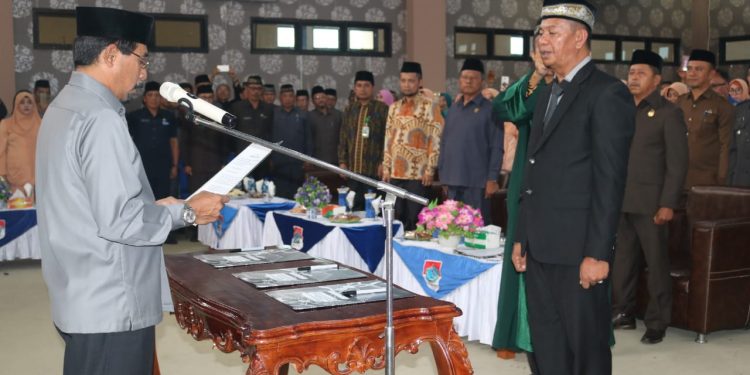 Bupati Sehan Landjar saat menlantik Penjabat Sekda Oskar Manoppo