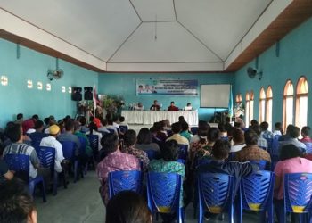 Sekda Bolmong Tahlis Gallang saat membuka Bimtek Siskeudes di gedung pertemuan Ramadina Lolak,