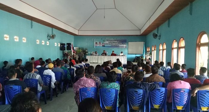 Sekda Bolmong Tahlis Gallang saat membuka Bimtek Siskeudes di gedung pertemuan Ramadina Lolak,