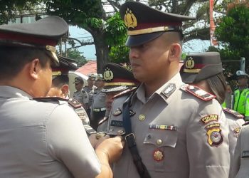 Penyematan tanda jabatan kepada Kasat Reskrim Kotamobagu AKP Mumahad Fadli