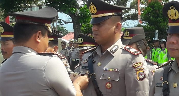 Penyematan tanda jabatan kepada Kasat Reskrim Kotamobagu AKP Mumahad Fadli