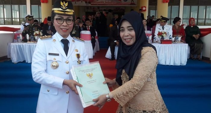 BPN Bolmong Serahkan Sertifikat Tanah Dimoment HUT RI
