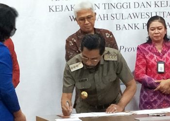 Bupati Boltim Sehan Landjar saat menandatangani nota kesepahaman dan perjanjian kerjasama antara Pemda se-Provinsi Sulut tentang pengoptimalisasi penerimaan daerah dan manajemen aset daerah