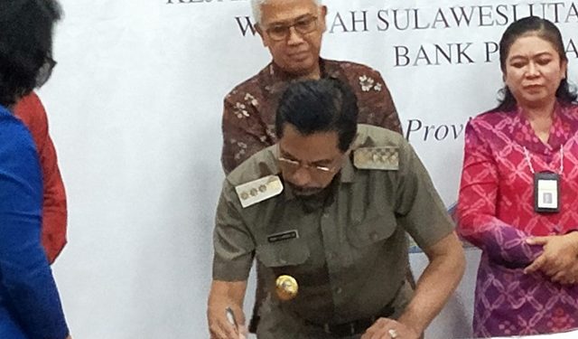 Bupati Boltim Sehan Landjar saat menandatangani nota kesepahaman dan perjanjian kerjasama antara Pemda se-Provinsi Sulut tentang pengoptimalisasi penerimaan daerah dan manajemen aset daerah