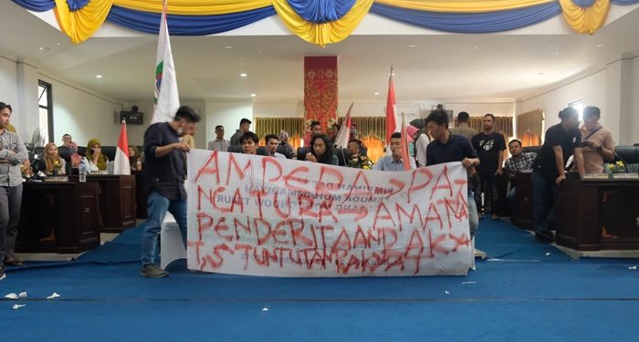 DPRD Boltim Didemo Sejumlah Mahasiswa